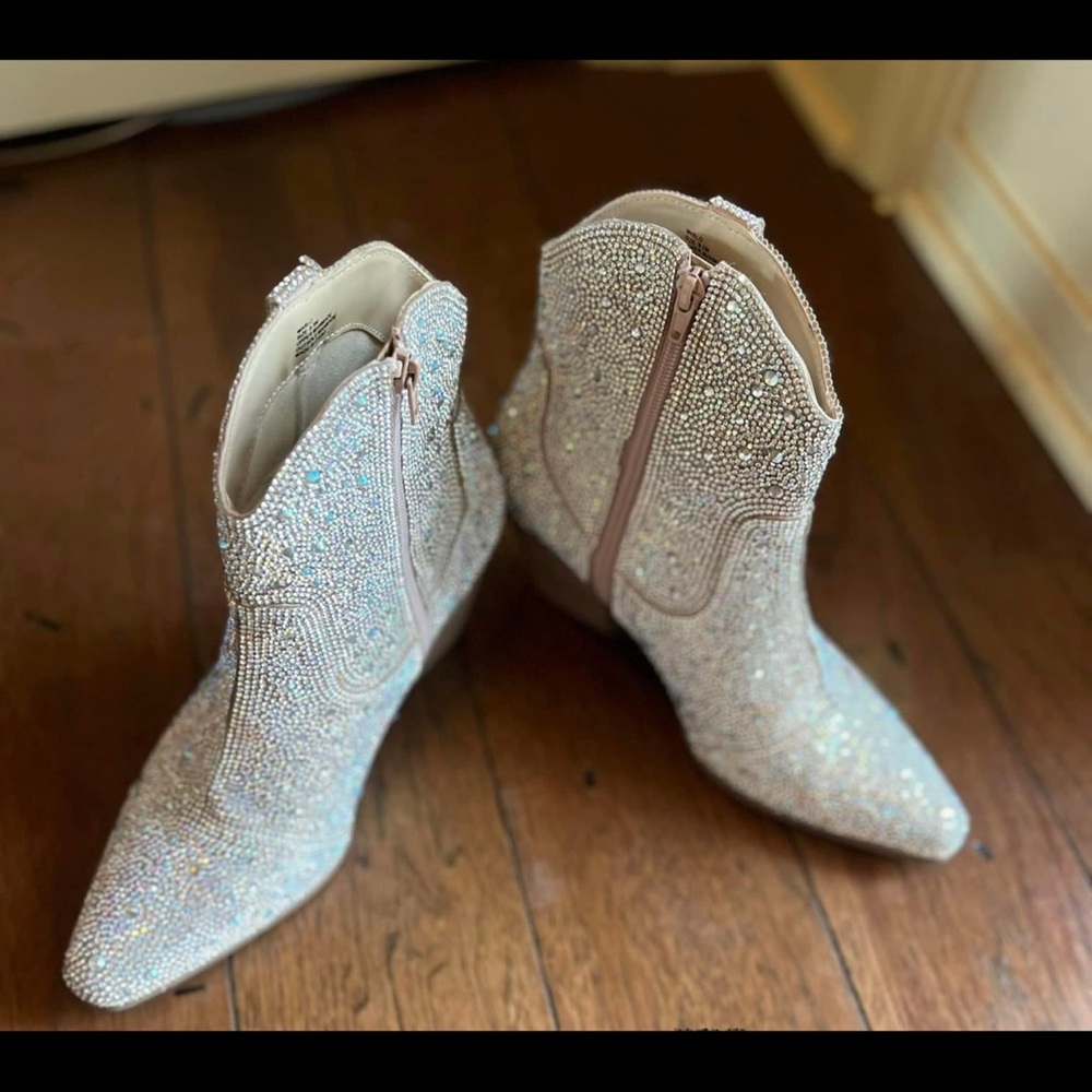Cute woman’s sparkly ankle boots size 9.5